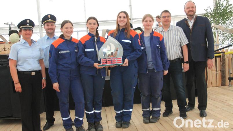 Die Jugendfeuerwehr Wurz gewinnt den "NEW-JF-Cup". Das gratulieren Kreisjugendwartin Mirjam Schuller, Kreisbrandrat Marco Saller (von links) sowie Landrat Andreas Meier und Bürgermeister Wolfgang Bock (von rechts). Bild: pi