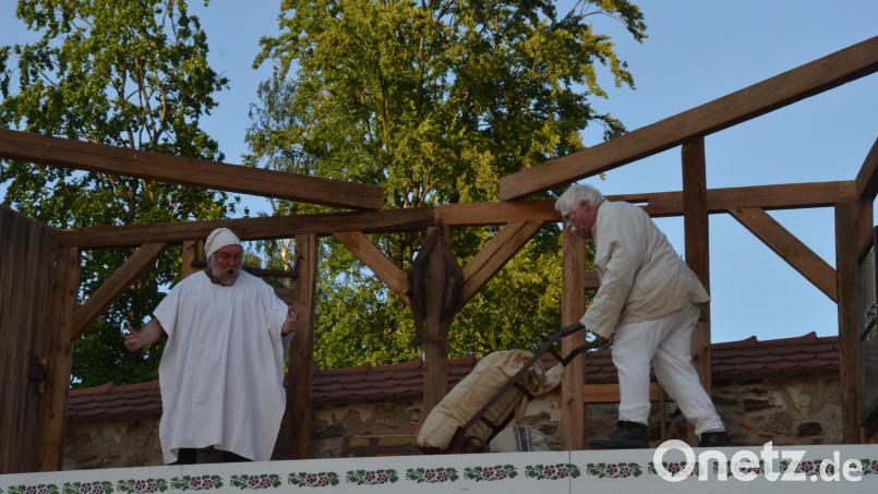 Gerhard Kühner als Totengräber Geistbeck und Gerhard Wölfel als Schäfer Sixtus glänzten in ihren Rollen. Die beiden lieferten sich herrliche Wortgefechte und bildeten ein kongeniales Duo, das die Zuschauer immer wieder zu Szenenapplaus hinriss. Bild: dob