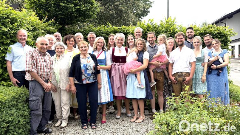 Monika Gollwitzer (vorne, Dritte von links) feiert mit ihrer großen Familie 85. Geburtstag. Mit dabei sind auch Bürgermeister Georg Bocka und Pfarrer Norbert Götz. Bild: fvo