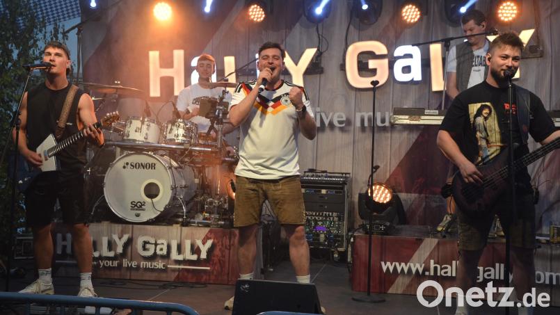 Aus Mittelfranken angereist kam die Band "Hally Gally", die erstmals in der Region auftraten. Die fünf Jungs verstanden es von Anfang an, ihr überwiegend junges Publikum mitzunehmen und verbreiteten so beste Partystimmung. Bild: jr