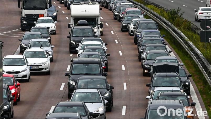 Durch Gaffer kam es zum Stau und weiteren Auffahrunfällen. (Symbolbild) Bild: Heiko Rebsch/dpa
