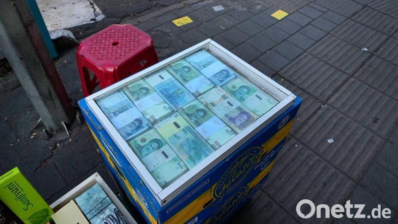 Die nahezu hundertprozentige Inflation im Iran hat die Preise für fast alle Waren verdoppelt. (Archivbild) Bild: Vahid Salemi/AP/dpa