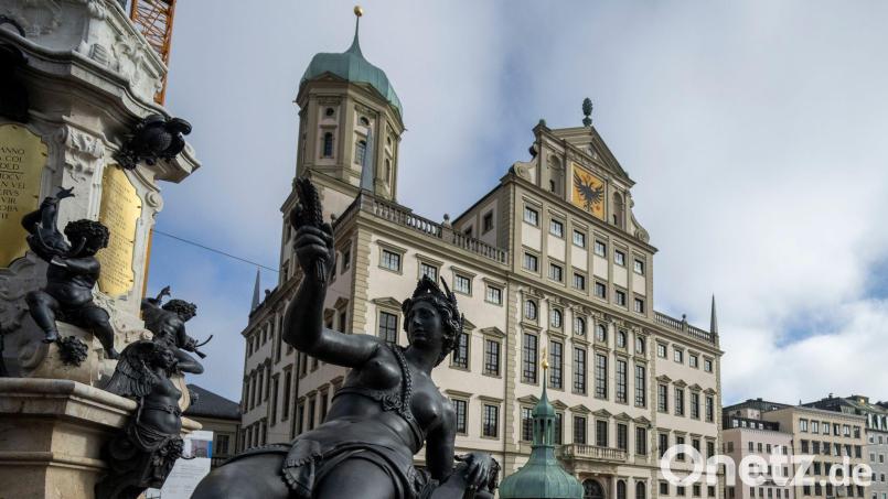 Die beiden Männer nutzten ein Gerüst, das derzeit für Sanierungsarbeiten am Augsburger Rathaus steht. (Archivbild) Bild: Stefan Puchner/dpa