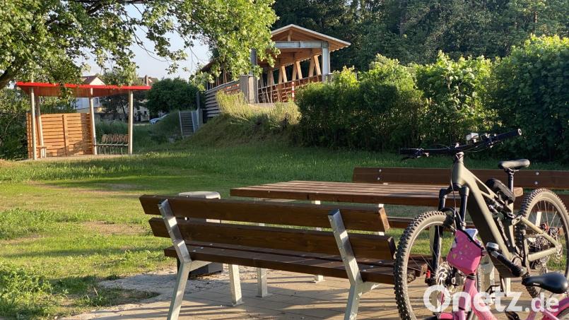 Ein schmucker neuer Steg führt zum Naherholungsgebiet mit Sitzgelegenheiten und Pavillon. Bild: Völkl