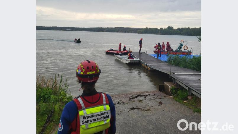 Die Wasserwacht holt am Sonntag während des Unwetters gefährdete Wassersportler vom Steinberger See. Bild: Wasserwacht/Korbinian Kurz/exb