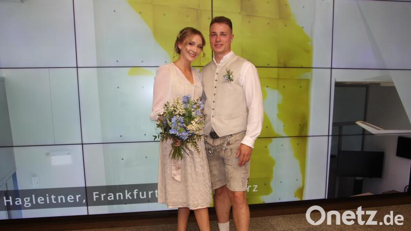 Theresa und Matias Kunz gaben sich im Waldsassener Rathaus das Jawort. Bild: Konrad Rosner
