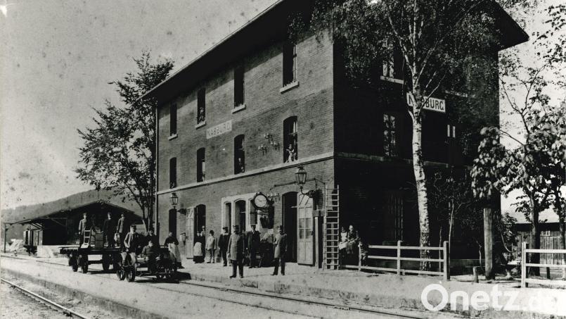 Der Bahnhof Nabburg um 1900: Damals war er eine angesehene Institution in der Stadt mit vielen Beschäftigten. Ein Zugunglück 1911 hat eine Verbindung zum Tod von König Ludwig II. im Juni 1886. Bild: Stadtarchiv Nabburg