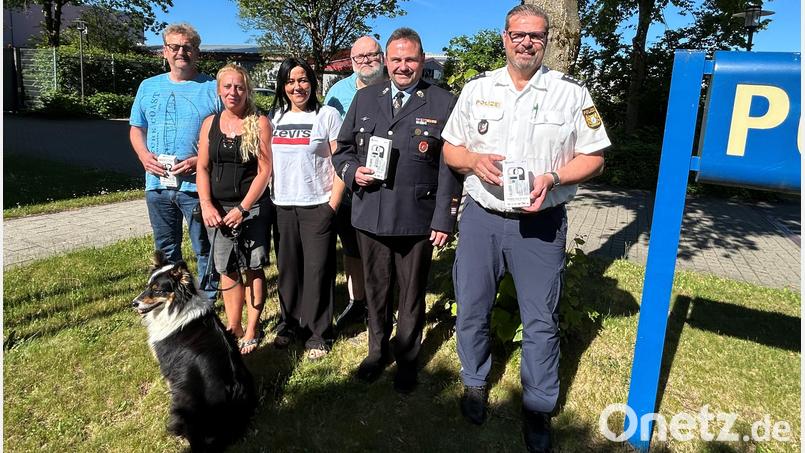 Drei Chiplesegeräte sollen die Identifikation von entlaufenen Tieren in Vohenstrauß und Umgebung erleichtern, (von rechts): Wolfgang Achtert (Dienststellenleiter der PI Vohenstrauß), Thomas Beierl (Stellvertretender Kommandant der Feuerwehr Vohenstrauß), Christian Messer, Melanie Bauer, Manuela Stiebitz (mit Hündin Zoe) und Helmut Peintinger (Dienststellenleiter der Straßenmeisterei Vohenstrauß). Bild: ck