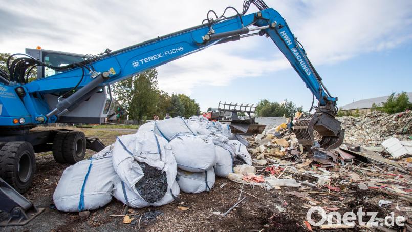 Ein Bagger häuft den Müll auf, den ein Unternehmen aus der Oberpfalz illegal in Tschechien entsorgt haben soll. Archivbild: Pryèek Vladimír/CTK/dpa
