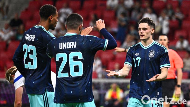 Vorlagengeber Deniz Undav (Nr. 26) und Torschütze Florian Wirtz (r) klatschen sich ab nach dem 2:0 gegen Finnland. Bild: Tom Weller/dpa