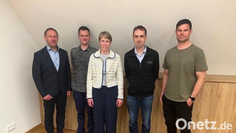 Bürgermeister Josef Pretzl (von links) mit den neuen Gemeinderatsmitgliedern Nico Prechtl, Claudia Zinkl, Thomas Zinkl und Dominik Kiener (von links). Bild: Anton Brand