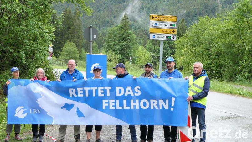 Der Landesbund für Vogel- und Naturschutz (LBV) spricht sich gegen den Neubau eines Sessellifts am Fellhorn im Allgäu aus. Aktivisten protestierten in Oberstdorf mit einem Banner gegen die Maßnahme. Bild: -/LBV/dpa