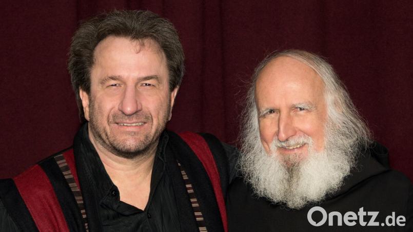 Pater Anselm Grün und Clemens Bittlinger treten gemeinsam in Weiden auf. Bild: Eri Hemmerich