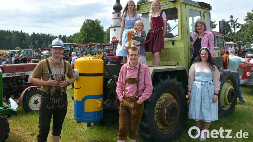 Diese Familie aus Schirnding und Seedorf kam ganz in Tracht und waren ein Hingucker, auf ihrem 75 PS starken MB-Truck. Bild: jr