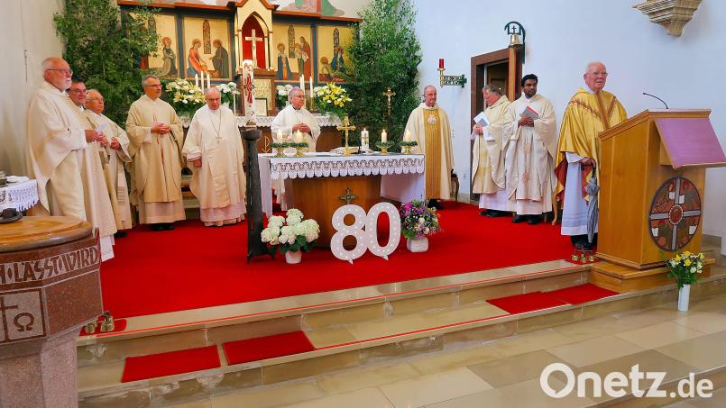 Neun Geistliche feierten zusammen mit Jubilar und Ruhestandspriester Siegfried Wölfel (rechts) einen beeindruckenden Dankgottesdienst anlässlich seines 80. Geburtstags in der Pfarrkirche Friedenfels. Bild: bsc