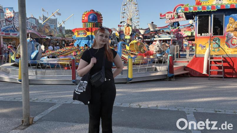 Tijana Macura auf der Amberger Pfingstdult, wo sie als Konfliktmanagerin arbeitet. Bild: Lukas Büchold