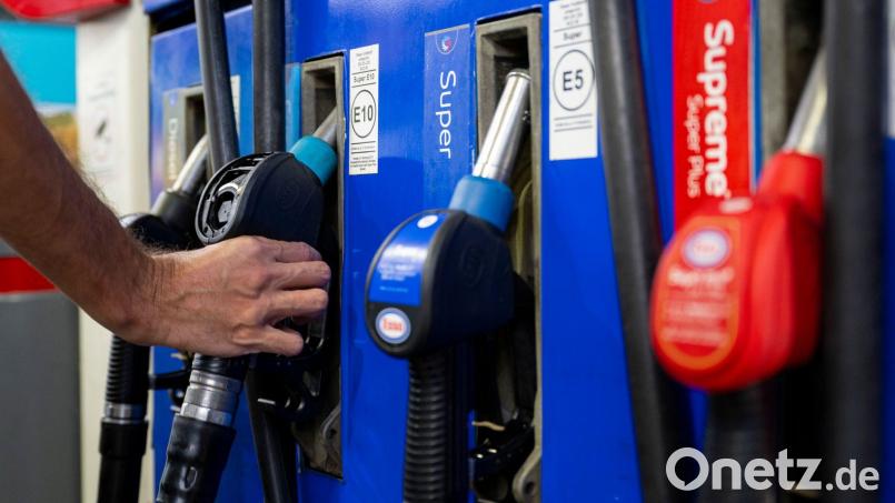 Tanken war im Mai wieder etwas günstiger. (Illustration) Bild: Lennart Preiss/dpa