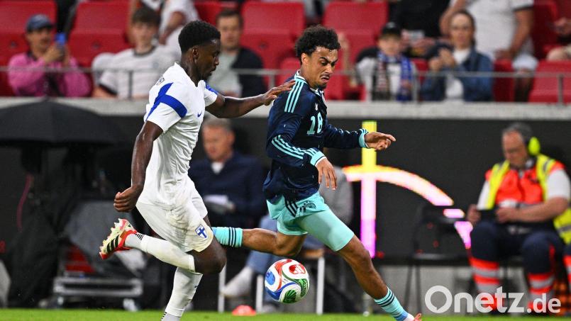 Nathaniel Brown (rechts) am Sonntagabend im Spiel gegen Finnland. Der Kümmersbrucker stand in der Startelf des DFB-Teams. Bild: Tom Weller/dpa