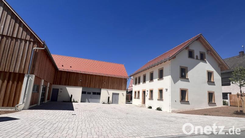 Ansprechend und schön ist der neue Mittelpunkt der Gemeinde Adlholz: Der „Modl-Holz-Stodl“. Bild: mma