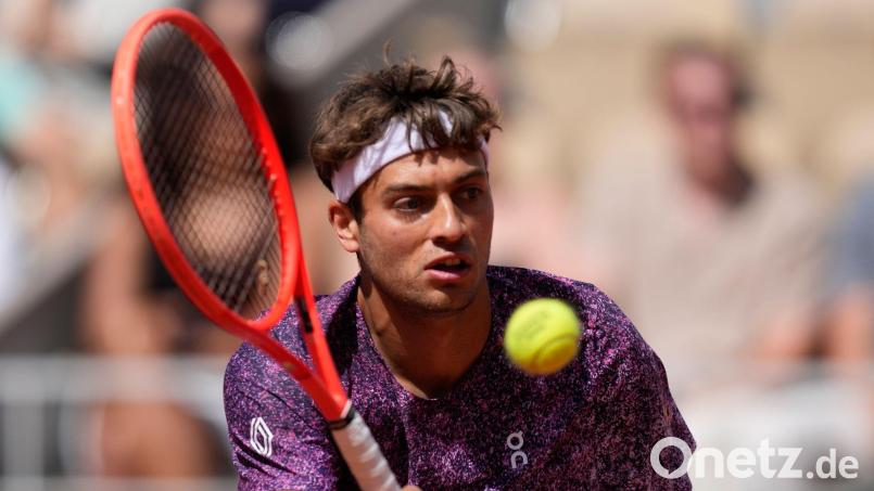 Flavio Cobolli zeigt in Paris starke Leistungen. Bild: Christophe Ena/AP/dpa