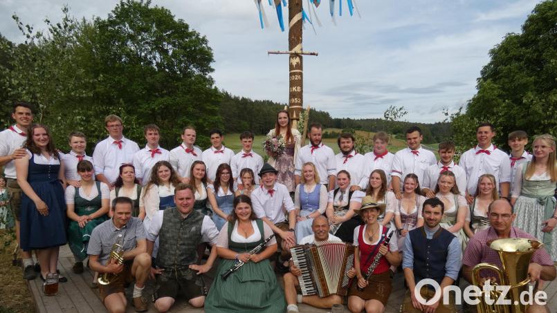 Die 15 Achtler Kirwapaare mit Oberkirwapaar Noah von Ramdohr und Emely Distler (hinten Mitte). Bild: hdk
