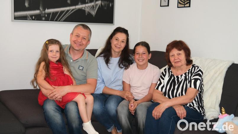 Die ukrainische Familie Striuchkov hat in Schwarzenfeld eine neue Heimat gefunden. Tochter Mariana, die Eltern Yevhen und Maryna, Tochter Melania und Oma Nadia (von links) sind froh, hier in Sicherheit leben zu können. Bild: Hirsch