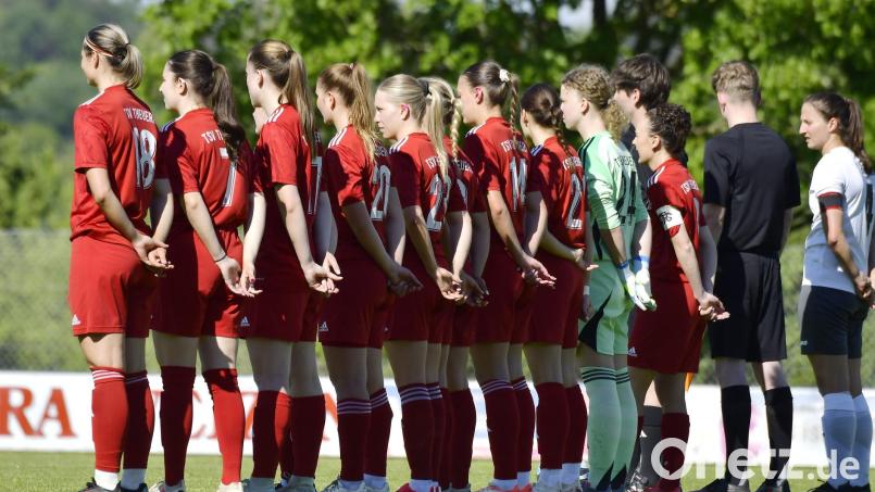 DIe Fußballerinnen des TSV Theuern verabschiedeten sich mit Platz zehn aus einer langen Bayernliga-Saison. Bild: Hubert Ziegler
