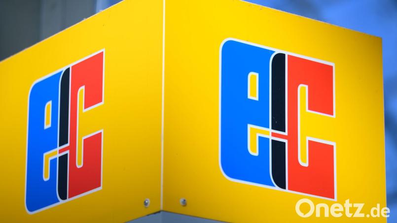 Einer der Betrüger wurde gefilmt, als mit einer gestohlenen EC-Karte Geld abheben wollte. (Symbolbild) Bild: Hendrik Schmidt/dpa