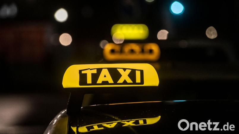 Im Taxi-Gewerbe herrscht ein harter Wettbewerb, angefeuert auch durch die vielen Mietwagen-Vermittlungen, die oft günstigere Fahrten anbieten können. (Symbolbild) Bild: Paul Zinken/dpa
