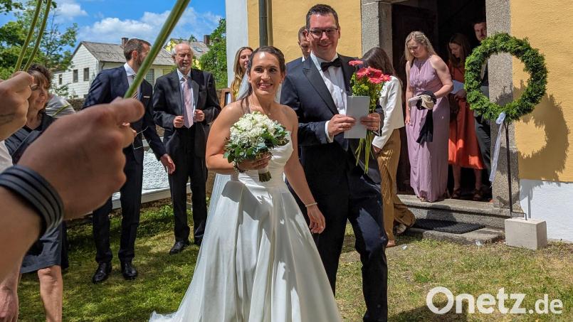 Hannah-Sophia und Alexander Anzer präsentieren sich nach der Trauung freudestrahlend im Lennesriether Kirchgarten. Bild: Johannes Pleyer
