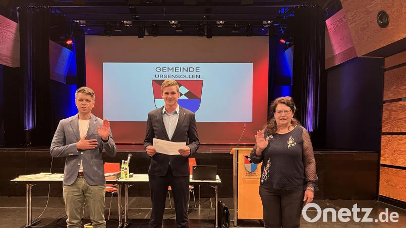 Bei der konstituierende Sitzung des Gemeinderats Ursensollen legten Zweiter Bürgermeister Achim Kuchenbecker (links) und Dritte Bürgermeisterin Annemarie Lehmeier ihren Amtseid vor Erstem Bürgermeister Martin Fleischmann ab. Bild: Verena Baumer