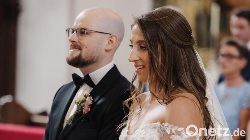 Kevin und Esther Luber, geborene Herzog, haben sich in der Georgskirche in Amberg das Jawort vor Stadtpfarrer Markus Brunner gegeben. Danach wurde in Sulzbach-Rosenberg gefeiert. Bild: Franziska Paris
