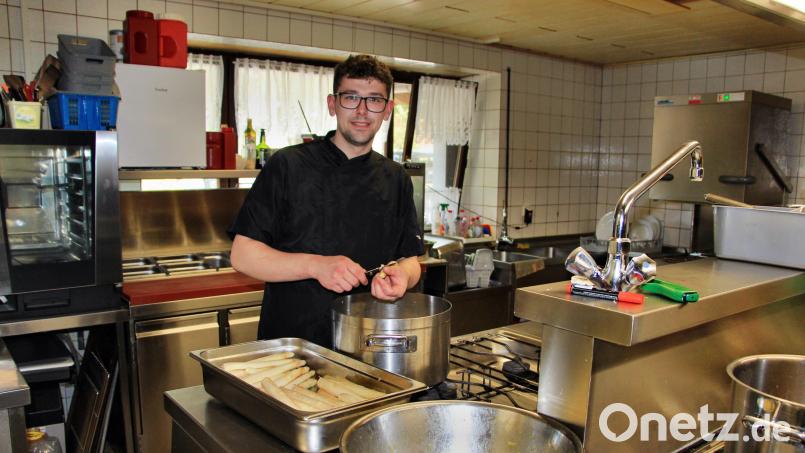 Simon Dorn, frischgebackener Metzgermeister und Koch, am Herd im elterlichen Gasthaus, der Goldenen Krone in Kirchenreinbach. Bild: ds