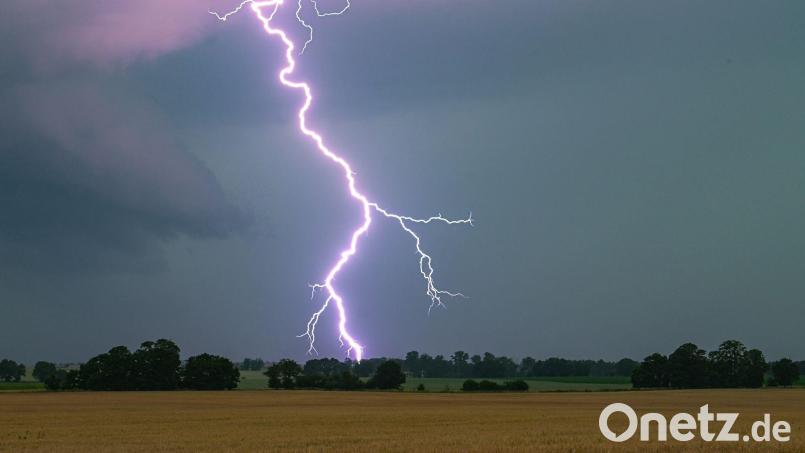 Neue Gewitter können bereits am Dienstag wieder aufziehen (SymbolbildI) Bild: Patrick Pleul/dpa