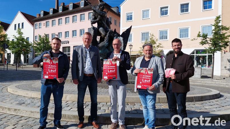 Die Änderungen und Neuerungen des Städtedreiecklaufs präsentierten Dominik Kerner vom Organisationsteam, Rudolf Seidl, Bürgermeister von Maxhütte-Haidhof, Martin Antretter, Bürgermeister von Burglengenfeld, Thomas Beer Bürgermeister von Teublitz, und Sebastian Hauser, Geschäftsstellenleiter Zweckverband Städtedreieck. Bild: Carmen Ehbauer