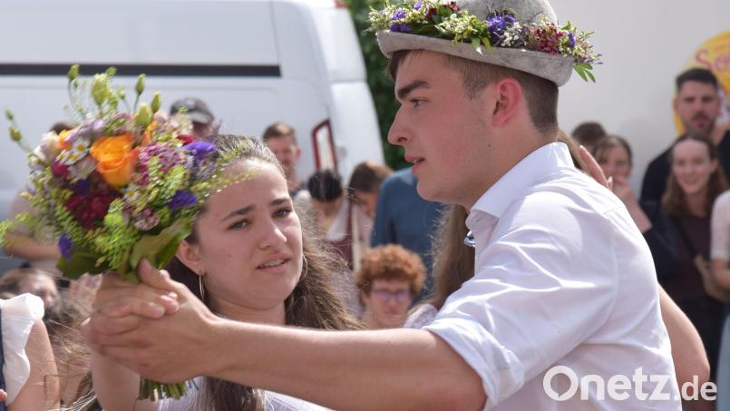 Zum neuen Oberkirchweihpaar wurden beim Austanzwalzer Magdalena Eck und Sebastian Höllriegl gekürt. Bild: bö