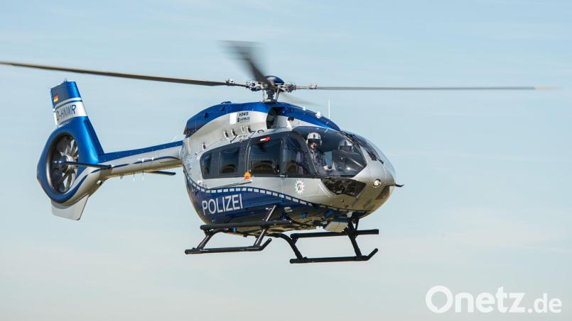 Im oberfränkischen Kemmern wurde ein Polizeihubschrauber während eines Übungsflugs gezielt mit Feuerwerkskörpern beschossen. Symbolbild: Wolfram Kastl/dpa