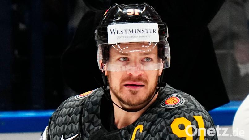 Der bald 40 Jahre alte Eishockey-Verteidiger Moritz Müller spielt noch ein Jahr weiter. (Archivbild) Bild: Pavel Golovkin/AP/dpa