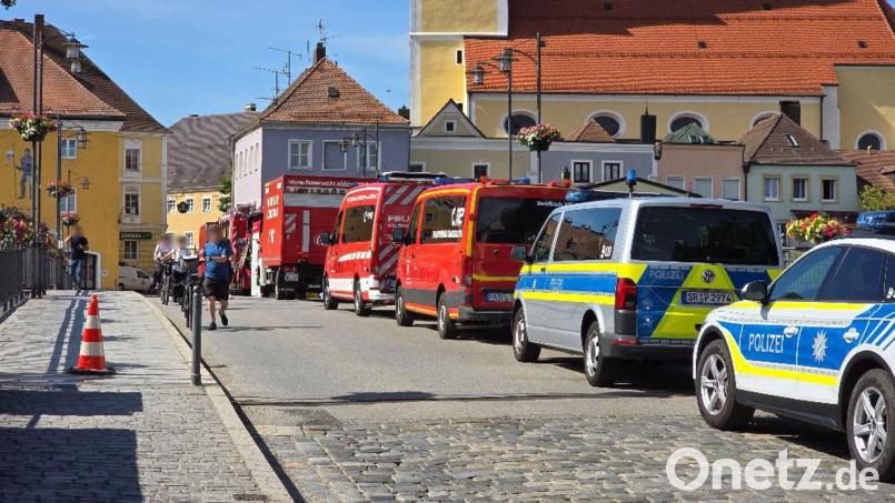 Großeinsatz für Feuerwehr und Rettungskräfte bei einem Säureunfall in Vilshofen. Bild: --/Zema Median/dpa