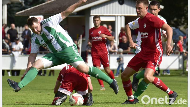 In der vergangenen Saison waren die Spiele des FC Wernberg (links Spielertrainer Bastian Lobinger) gegen due Spvgg Pfreimd die beiden einzigen Derbys für beide Klubs. Das wird in der kommenden Spielzeit ganz anders sein. Archivbild: ham