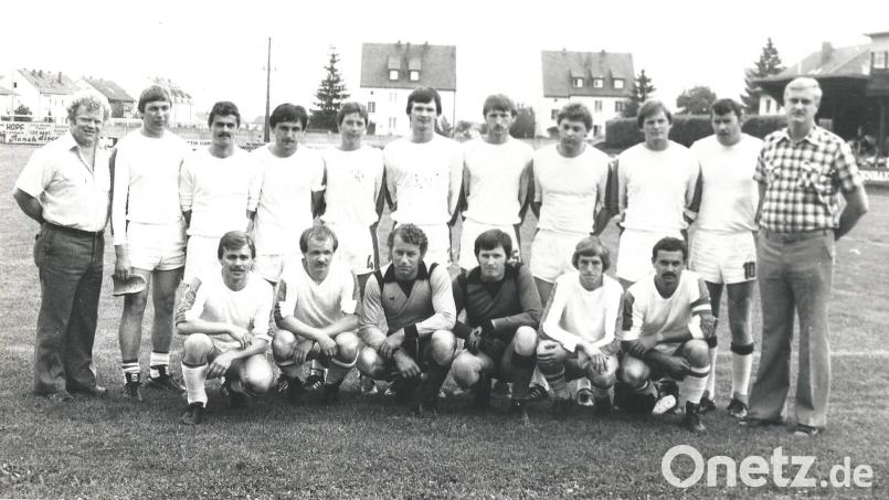 Im Jahr 1980 schafft die Mannschaft des VfB Mantel unter Trainer Manfred Haag (rechts) den Aufstieg in die Bezirksliga. Repro: knh