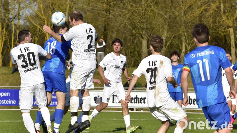 Der 1. FC Schwarzenfeld muss sich nicht mehr mit Gegnern wie dem FSV Prüfening auseinandersetzen. Der Vorsaisonaufsteiger wechselt zusammen mit dem SV Schwarzhofen in die Bezirksliga Nord. Archivbild: Hans Mark
