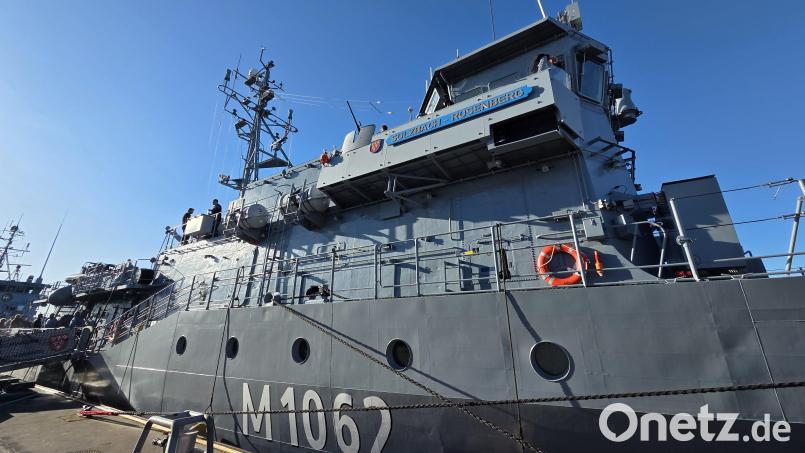 Das Minenjagdboot Sulzbach-Rosenberg – Kennung M 1062 – kam erst Ende 2025 aus der Werft, wo eine Generalüberholung durchgeführt wurde. Jetzt liegt der Minenjäger mit nagelneuem Anstrich am Pier. Bild: Tobias Gräf