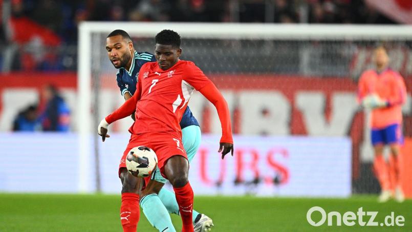 Im März verloren Embolo (v.) und die Schweiz ein Testspiel gegen Deutschland mit 3:4. Bild: Tom Weller/dpa