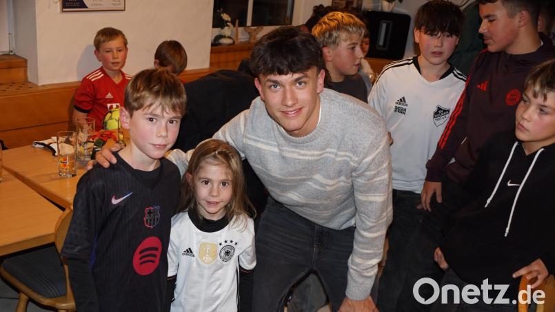 Toni Langsteiner, hier bei einem Besuch bei seinem Heimatklub SV Kulmain vor ein paar Monaten, wechselt möglicherweise von RB Leipzig zum FC Augsburg. Bild: Bernhard Kreuzer