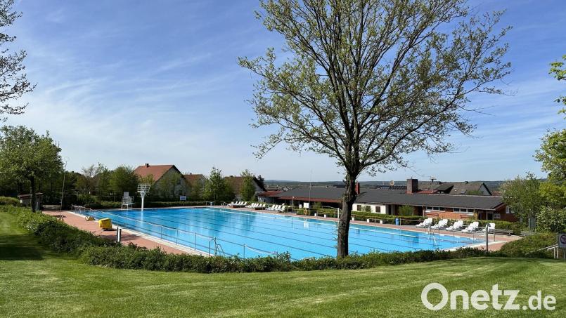 In der jüngsten Stadtratssitzung war auch das Freibad ein Thema. Eine Satzungsänderung betrifft den täglichen Kassenschluss beim Badebetrieb. Bild: mfh