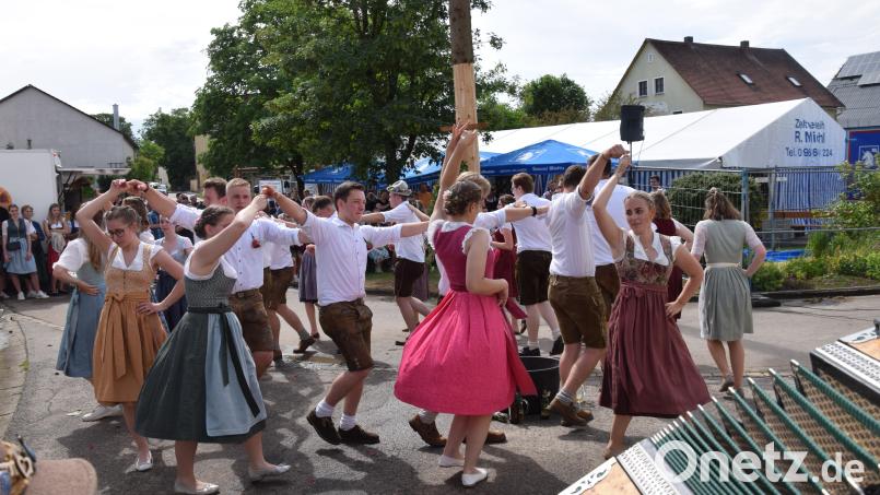 Das Mühlradl drehte sich bei der Dreifaltigkeitskirchweih in Berghausen zum Musikwind von "Saba z´dreckat" auf dem Dorfplatz zur Freude vieler Kirchweih-Gäste. Bild: bö