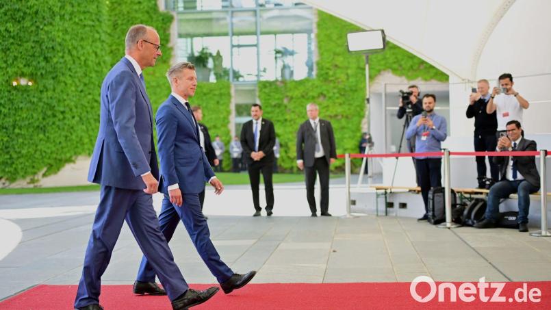Merz und Magyar wollen nach 16 Jahren neue Wege in den deutsch-ungarischen Beziehungen beschreiten. Bild: Sebastian Gollnow/dpa