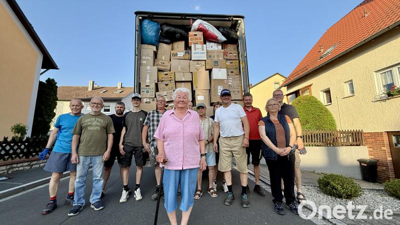 Käthe Gerl (90) aus Kümmersbruck inmitten ihrer treuen Helfer vor dem beladenen Sattelzug. Bild: upl