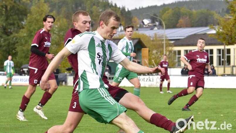 Lukas Heinrich (vorne) wird den FC Wernberg zur kommenden Saison verlassen. Bild: Hans Mark